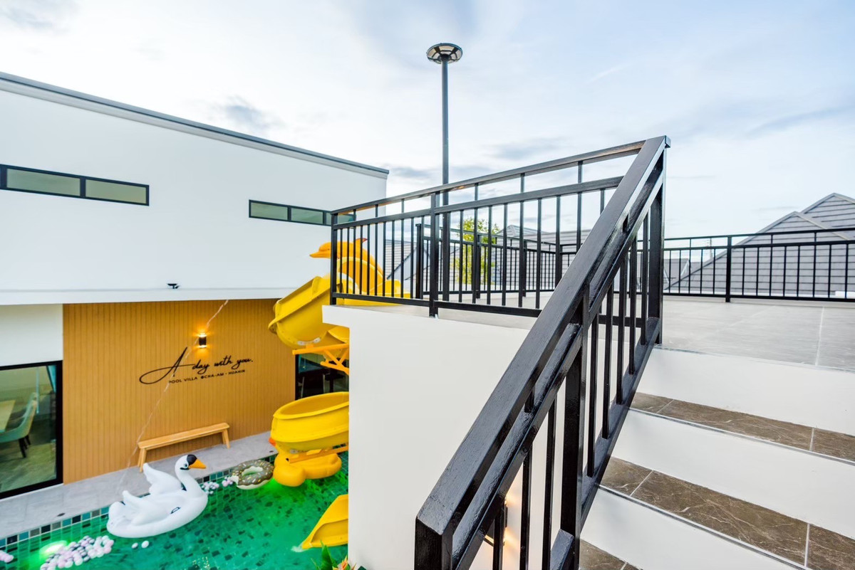 ขายชะอำ เพชรบุรี : วันหยุดของครอบครัวคุณ — ควรมี สไลเดอร์ 15 เมตร รออยู่ 🎢 และเมื่อคุณกลับบ้าน พูลวิลล่าหลังนี้ยังทำงานแทนคุณ — รับ 35,000 บาท/เดือน เป็น Passive Income 💰 Yield 5%