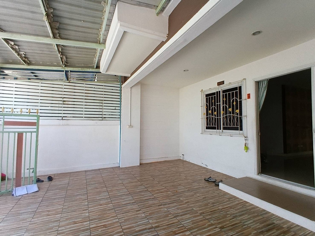 For SaleTownhomeNakhon Pathom : Corner townhome for sale, good location, wide area, north direction, Nakhon Pathom Province, price 2.09 million baht.