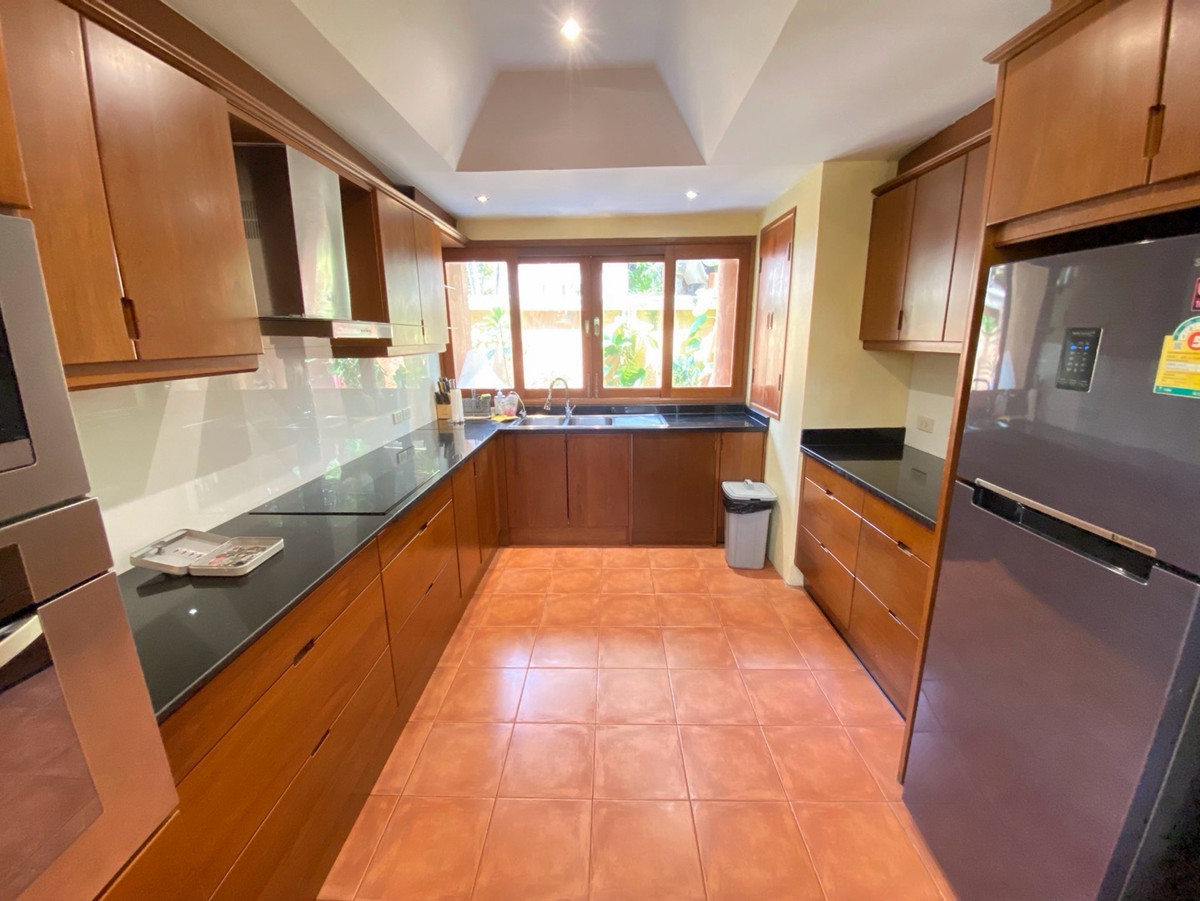 ขายบ้านพัทยา บางแสน ชลบุรี สัตหีบ : ขายพร้อมผู้เช่า 31/12/ 2570
พูลวิลล่าสไตล์ไทย-บาหลี 3.5 ชั้น ห่างจากหาดจอมเทียนเพียง 350 เมตร มีสระว่ายน้ำส่วนตัว