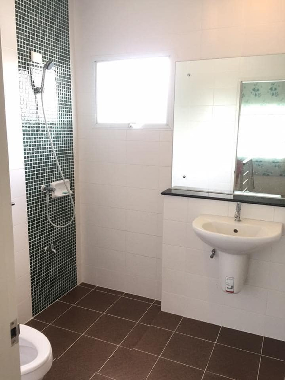 For RentHouseNonthaburi, Bang Yai, Bangbuathong : 3bedroom 3bathroom house opposite Makro Bang Bua Thong. Parking for 4 cars. Spacious living room and kitchen.