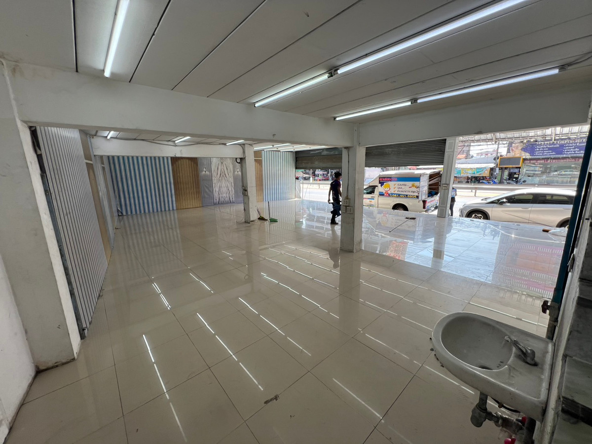 For RentShop HouseSamut Prakan,Samrong : Urgent for rent! 4-story commercial building, prime location, Soi Wat Sriwaree Noi. Extra wide area 40 sq m – only 30,000 baht/month!