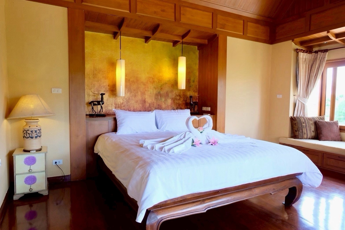 ขายบ้านพัทยา บางแสน ชลบุรี สัตหีบ : พูลวิลล่าสไตล์ไทย-บาหลี 3.5 ชั้น ห่างจากหาดจอมเทียนเพียง 350 เมตร มีสระว่ายน้ำส่วนตัว