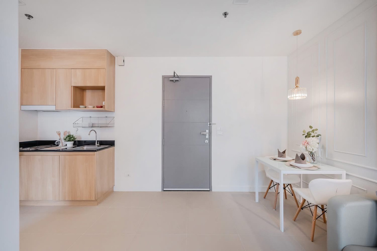 For SaleCondoOnnut, Udomsuk : ❤️ Beautiful room with a soft, elegant tone — flawless and almost brand new ✨ 🚆 Just a few steps to the BTS, making it the perfect city lifestyle.