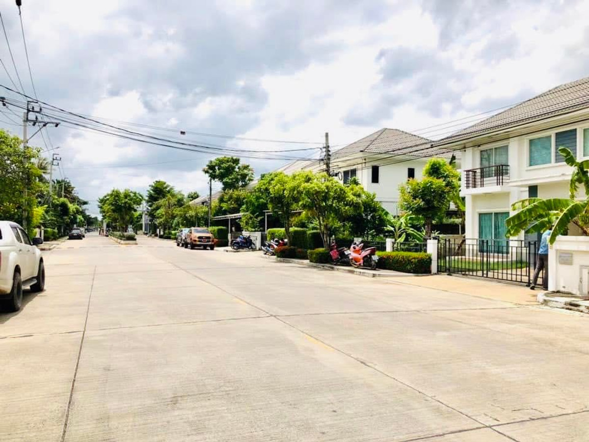 For RentHouseNonthaburi, Bang Yai, Bangbuathong : 3bedroom 3bathroom house opposite Makro Bang Bua Thong. Parking for 4 cars. Spacious living room and kitchen.