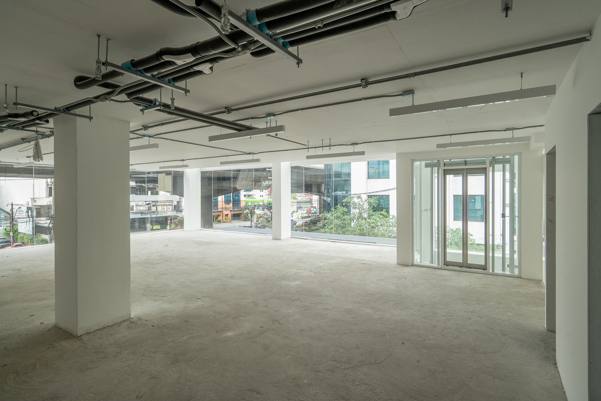 Home OfficeRama9, Petchburi, RCA : WS6779 For Rent/Sale: 6-story office building (including rooftop) in prime Rama 9 location, central business district, near MRT. Rent only 630,000 THB/month.