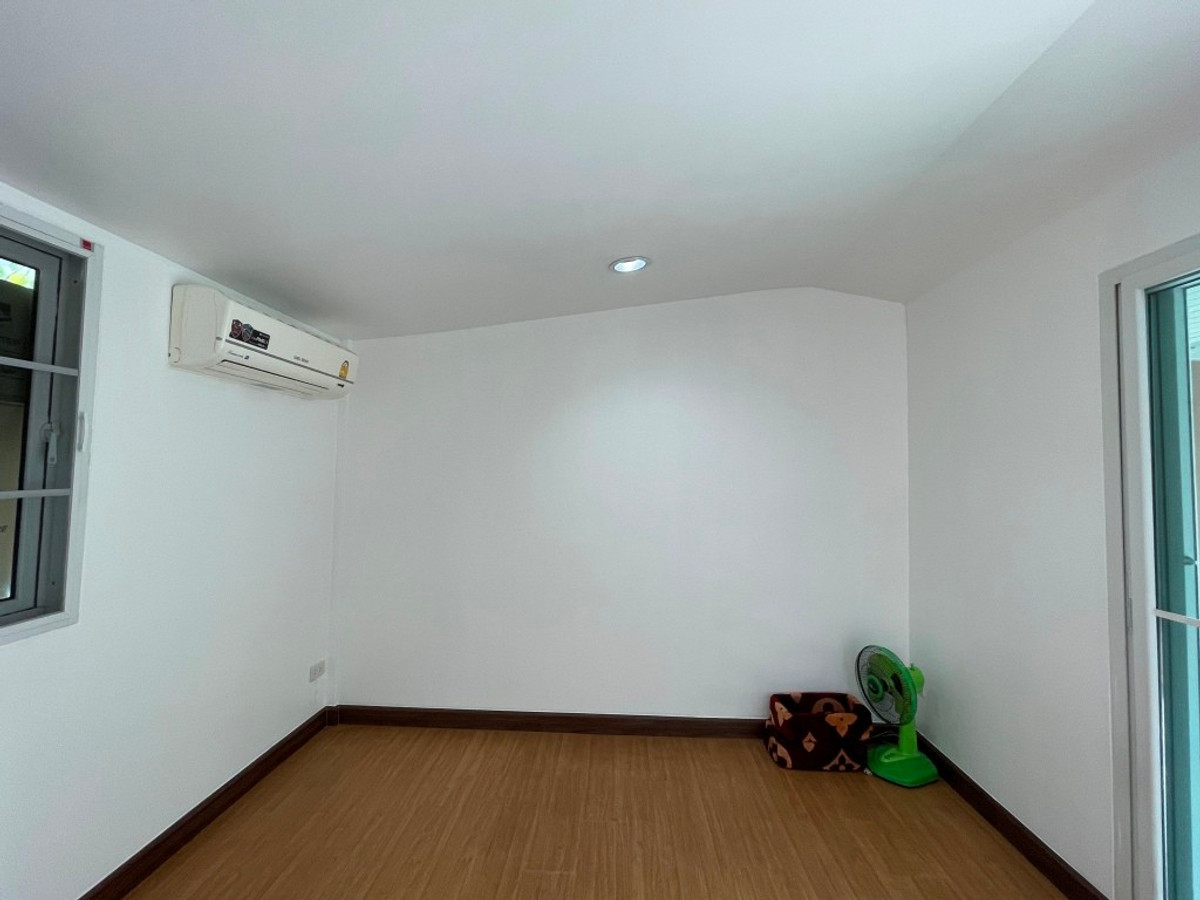 For RentHouseSukhumvit, Asoke, Thonglor : One-story detached house with garden, 170 sq m. with 3 bedrooms, pets allowed, Sukhumvit, about 10 minutes from Thonglor BTS station.