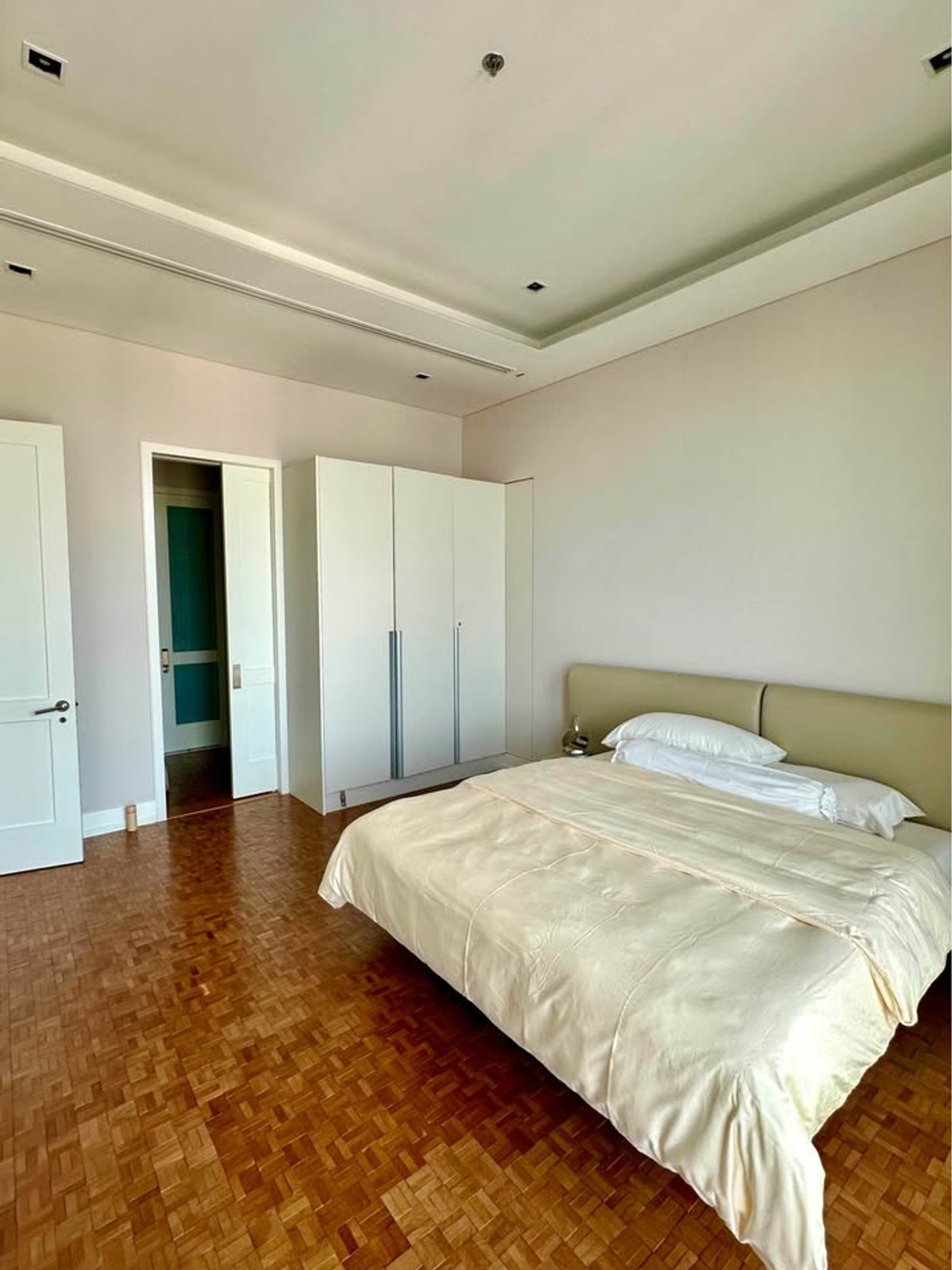 For RentCondoSathorn, Narathiwat : ⭐️ The Ritz - Carlton Residences at MahaNakhon⭐️ 2 BEDS 3 BATHS 126 sq m. Very beautiful view, luxurious room, fully decorated.