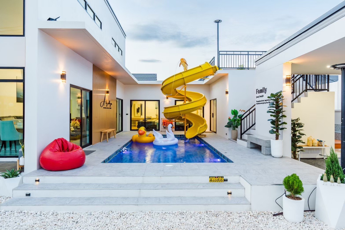 ขายชะอำ เพชรบุรี : วันหยุดของครอบครัวคุณ — ควรมี สไลเดอร์ 15 เมตร รออยู่ 🎢 และเมื่อคุณกลับบ้าน พูลวิลล่าหลังนี้ยังทำงานแทนคุณ — รับ 35,000 บาท/เดือน เป็น Passive Income 💰 Yield 5%