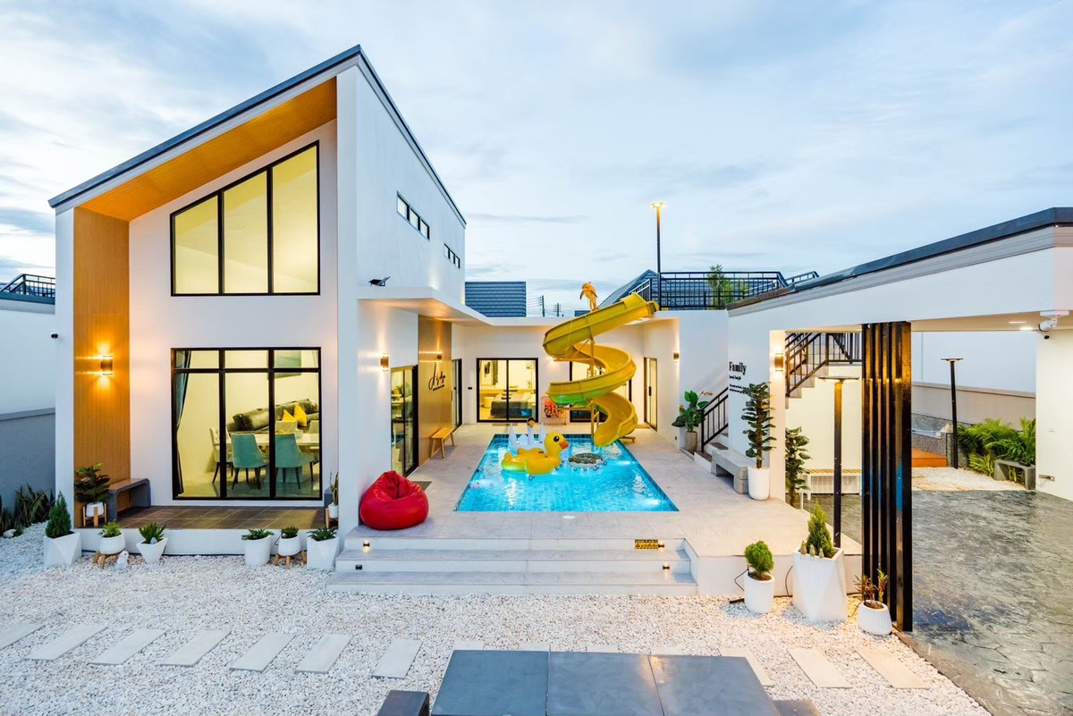 ขายชะอำ เพชรบุรี : วันหยุดของครอบครัวคุณ — ควรมี สไลเดอร์ 15 เมตร รออยู่ 🎢 และเมื่อคุณกลับบ้าน พูลวิลล่าหลังนี้ยังทำงานแทนคุณ — รับ 35,000 บาท/เดือน เป็น Passive Income 💰 Yield 5%