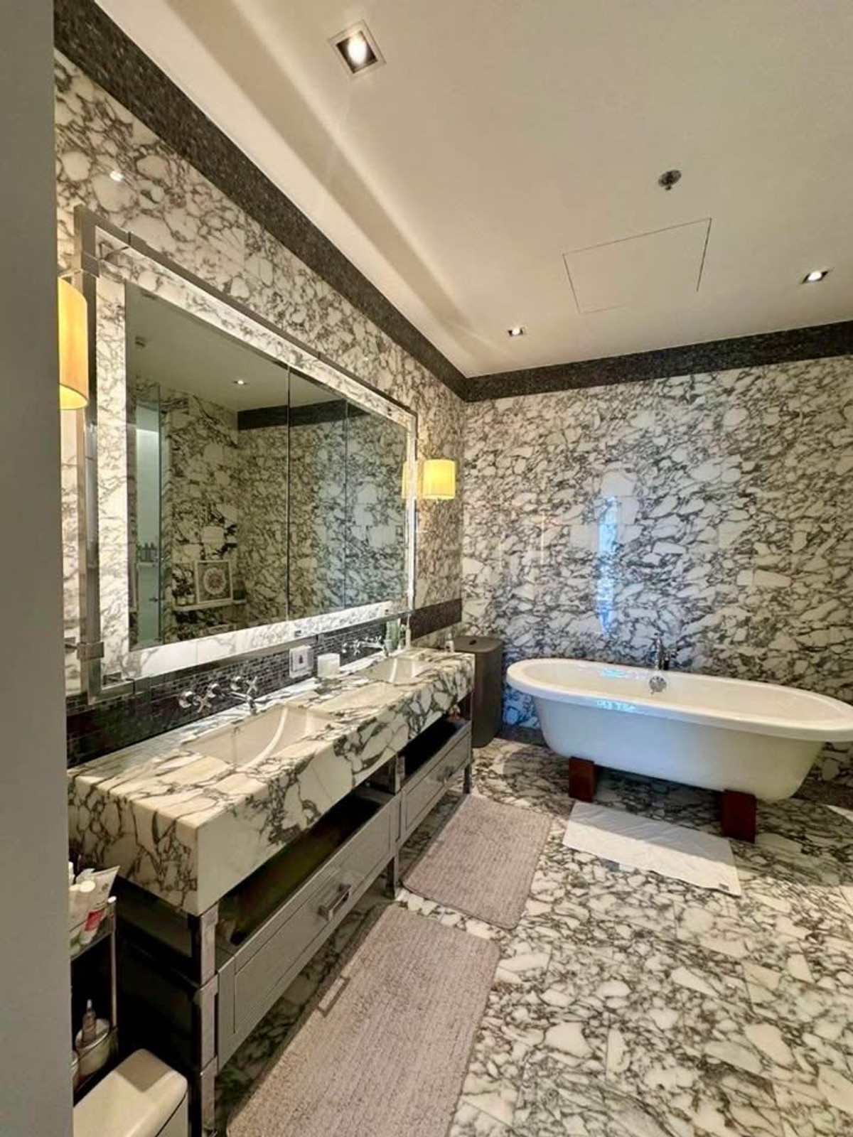 For RentCondoSathorn, Narathiwat : ⭐️ The Ritz - Carlton Residences at MahaNakhon⭐️ 2 BEDS 3 BATHS 126 sq m. Very beautiful view, luxurious room, fully decorated.