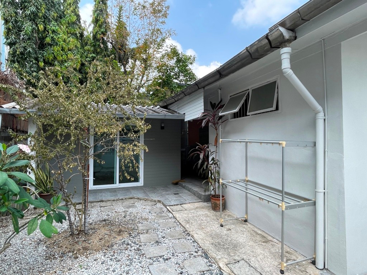 For RentHouseSukhumvit, Asoke, Thonglor : One-story detached house with garden, 170 sq m. with 3 bedrooms, pets allowed, Sukhumvit, about 10 minutes from Thonglor BTS station.