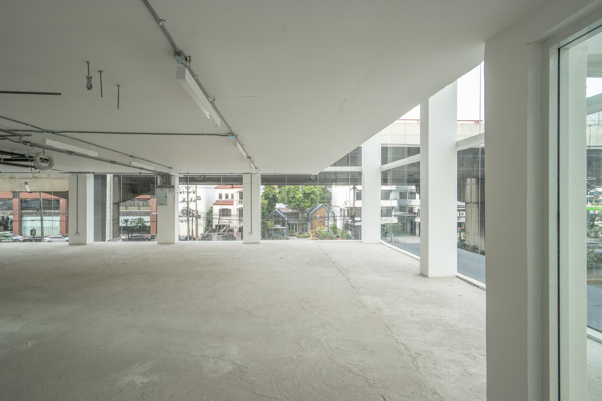 Home OfficeRama9, Petchburi, RCA : WS6779 For Rent/Sale: 6-story office building (including rooftop) in prime Rama 9 location, central business district, near MRT. Rent only 630,000 THB/month.