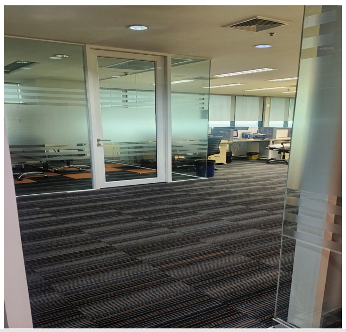 For RentOfficeBangna, Bearing, Lasalle : Office for rent/sale, Central City Tower Building. (next to Central Bangna Department Store) Area size: 186 sq m. Floor: 19