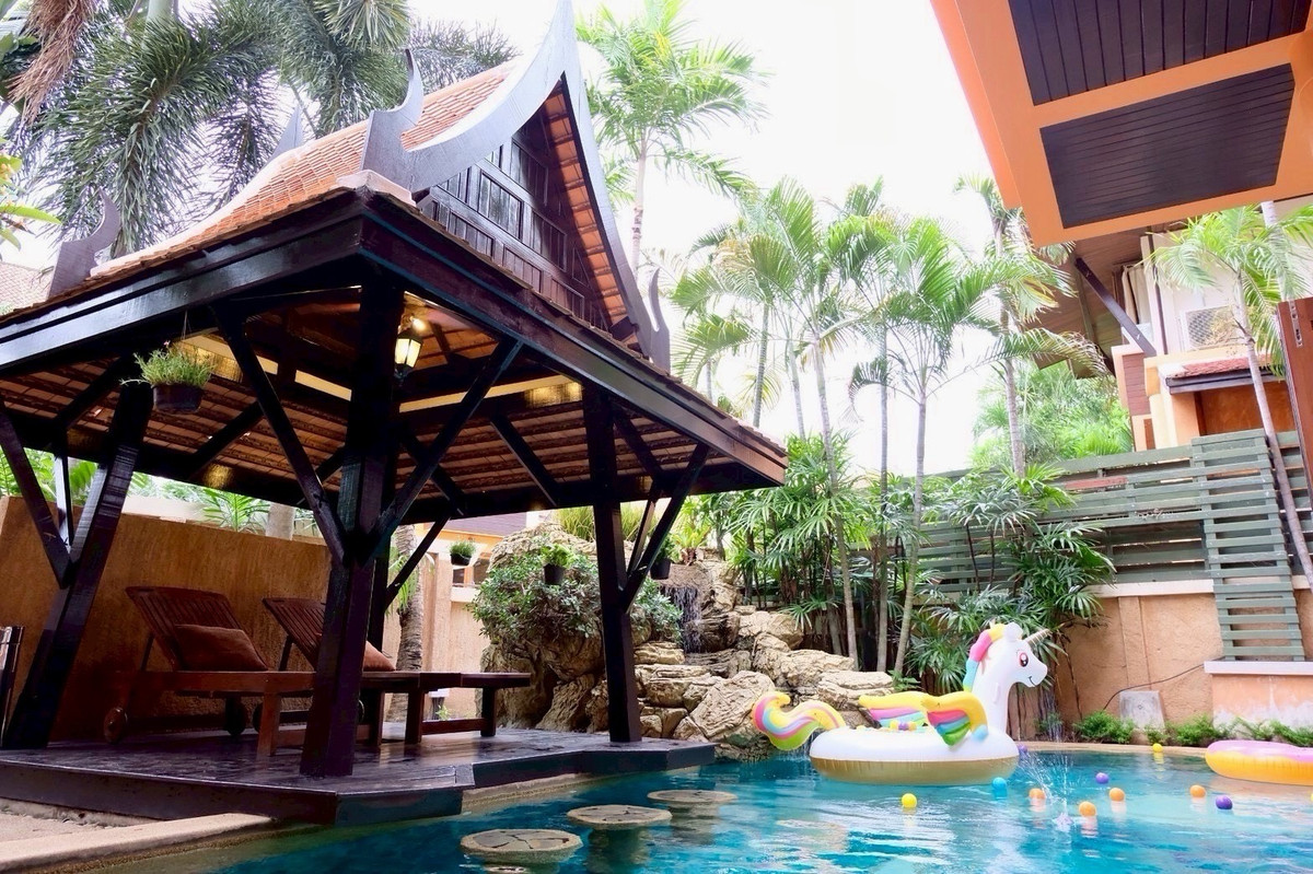 ขายบ้านพัทยา บางแสน ชลบุรี สัตหีบ : พูลวิลล่าสไตล์ไทย-บาหลี 3.5 ชั้น ห่างจากหาดจอมเทียนเพียง 350 เมตร มีสระว่ายน้ำส่วนตัว