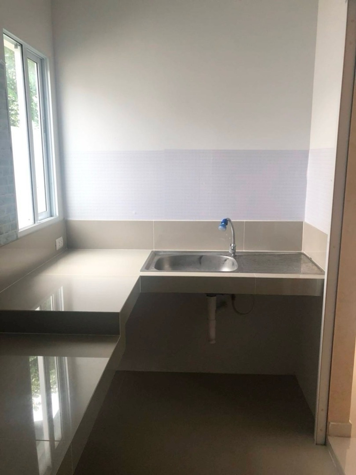 For RentHouseNonthaburi, Bang Yai, Bangbuathong : 3bedroom 3bathroom house opposite Makro Bang Bua Thong. Parking for 4 cars. Spacious living room and kitchen.