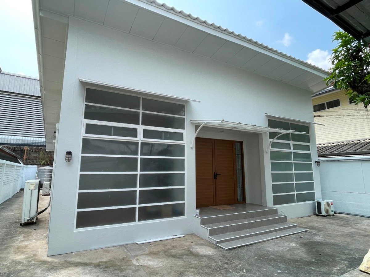 For RentHouseSukhumvit, Asoke, Thonglor : One-story detached house with garden, 170 sq m. with 3 bedrooms, pets allowed, Sukhumvit, about 10 minutes from Thonglor BTS station.