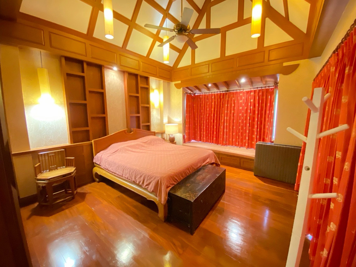 ขายบ้านพัทยา บางแสน ชลบุรี สัตหีบ : ขายพร้อมผู้เช่า 31/12/ 2570
พูลวิลล่าสไตล์ไทย-บาหลี 3.5 ชั้น ห่างจากหาดจอมเทียนเพียง 350 เมตร มีสระว่ายน้ำส่วนตัว