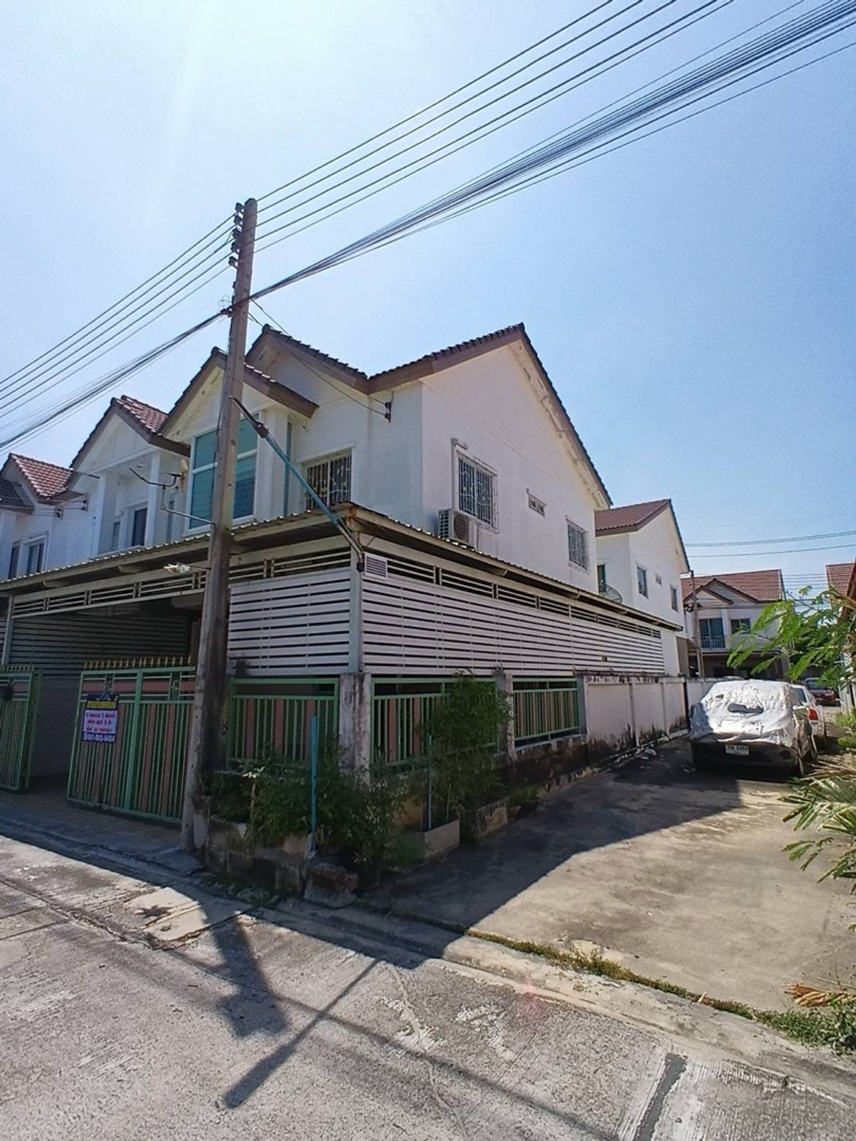 For SaleTownhomeNakhon Pathom : Corner townhome for sale, good location, wide area, north direction, Nakhon Pathom Province, price 2.09 million baht.