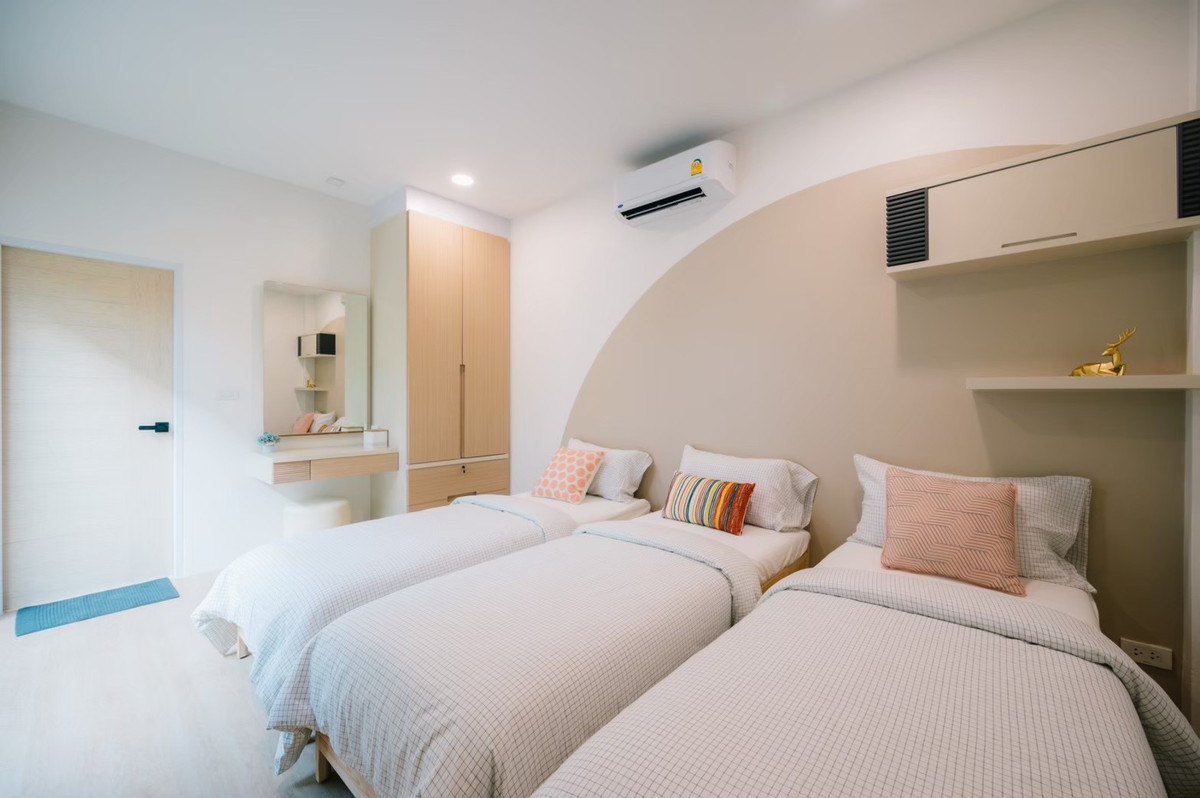 ขายชะอำ เพชรบุรี : วันหยุดของครอบครัวคุณ — ควรมี สไลเดอร์ 15 เมตร รออยู่ 🎢 และเมื่อคุณกลับบ้าน พูลวิลล่าหลังนี้ยังทำงานแทนคุณ — รับ 35,000 บาท/เดือน เป็น Passive Income 💰 Yield 5%