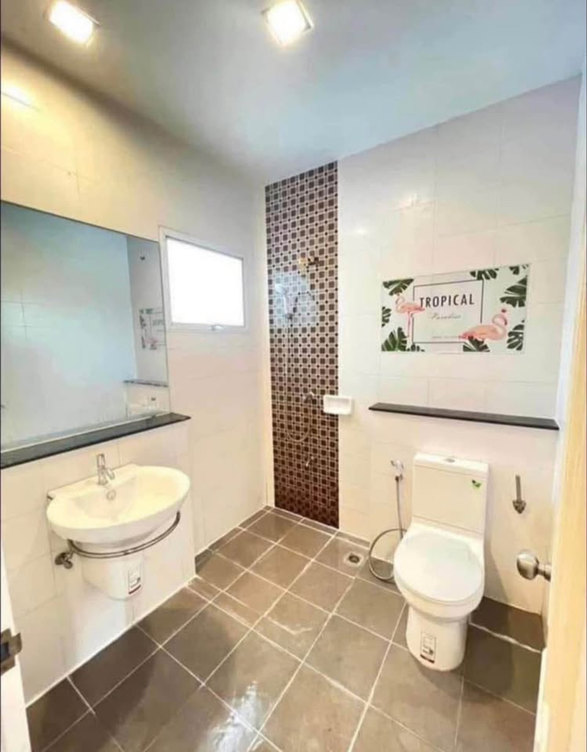 For RentHouseNonthaburi, Bang Yai, Bangbuathong : 3bedroom 3bathroom house opposite Makro Bang Bua Thong. Parking for 4 cars. Spacious living room and kitchen.