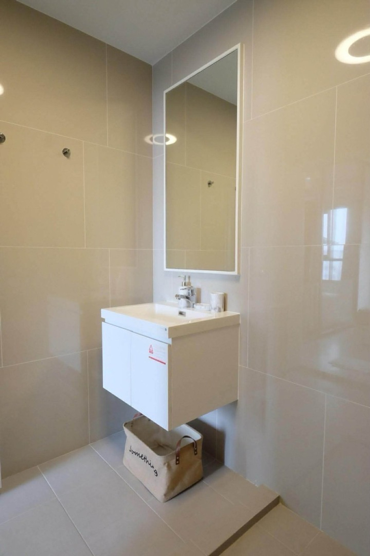 For RentCondoBang Sue, Wong Sawang, Tao Pun : Beautiful room, bought it and never lived in it. Renovated room, built-in