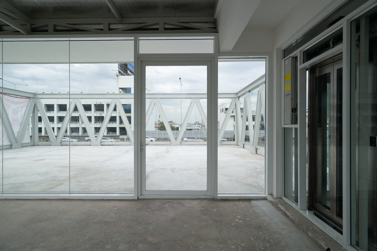 Home OfficeRama9, Petchburi, RCA : WS6779 For Rent/Sale: 6-story office building (including rooftop) in prime Rama 9 location, central business district, near MRT. Rent only 630,000 THB/month.