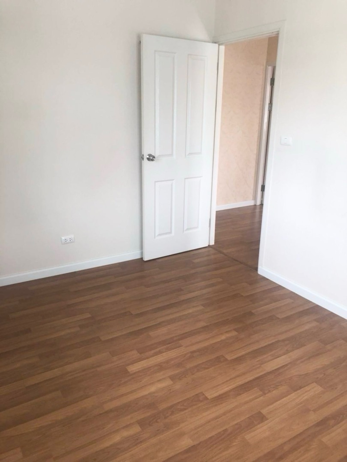 For RentHouseNonthaburi, Bang Yai, Bangbuathong : 3bedroom 3bathroom house opposite Makro Bang Bua Thong. Parking for 4 cars. Spacious living room and kitchen.