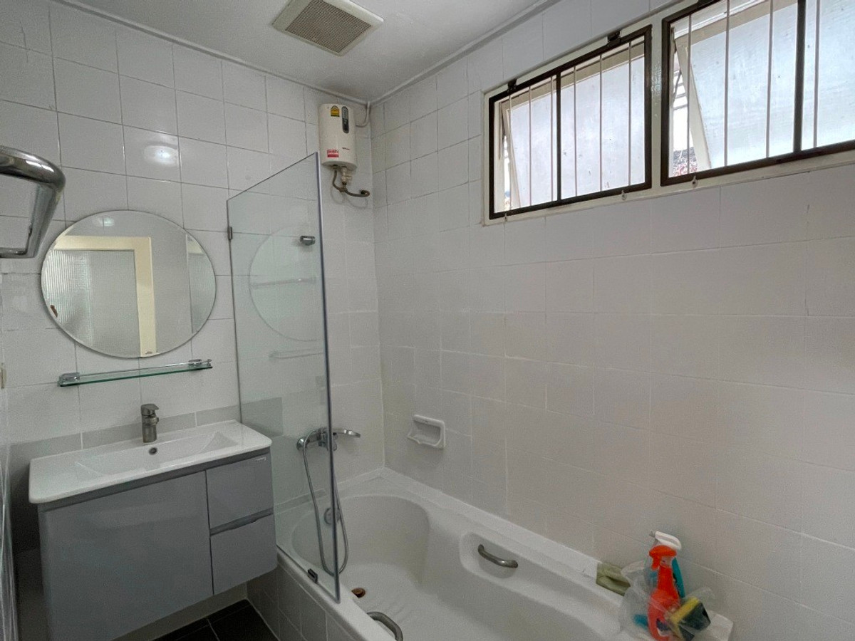 For RentHouseSukhumvit, Asoke, Thonglor : One-story detached house with garden, 170 sq m. with 3 bedrooms, pets allowed, Sukhumvit, about 10 minutes from Thonglor BTS station.