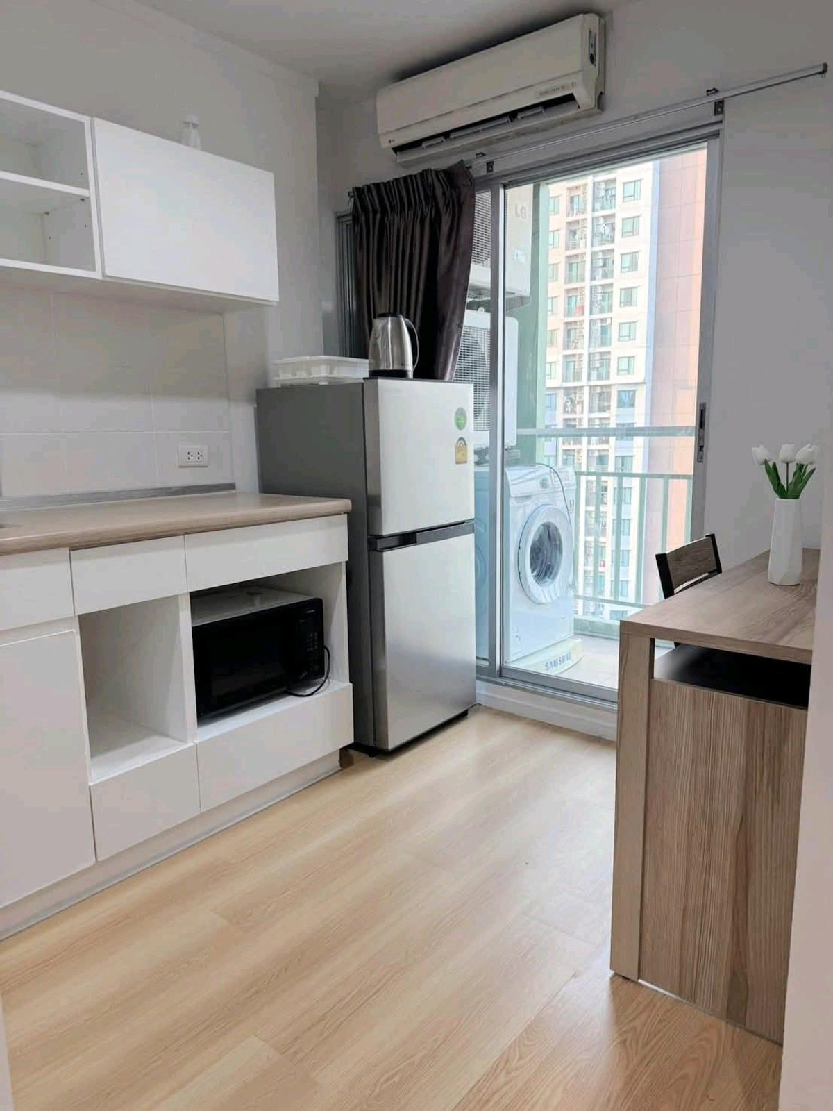 For RentCondoPattanakan, Srinakarin : Condo fully furnished, ready to move in, very good location, near Airport Link Hua Mak, convenient travel, near shopping malls, restaurants, lots of food 😊
