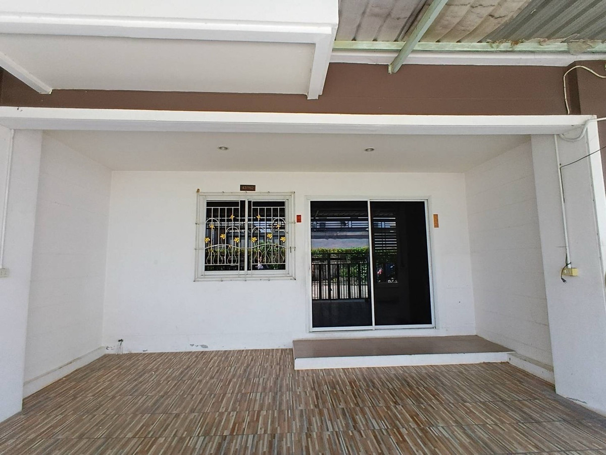 For SaleTownhomeNakhon Pathom : Corner townhome for sale, good location, wide area, north direction, Nakhon Pathom Province, price 2.09 million baht.