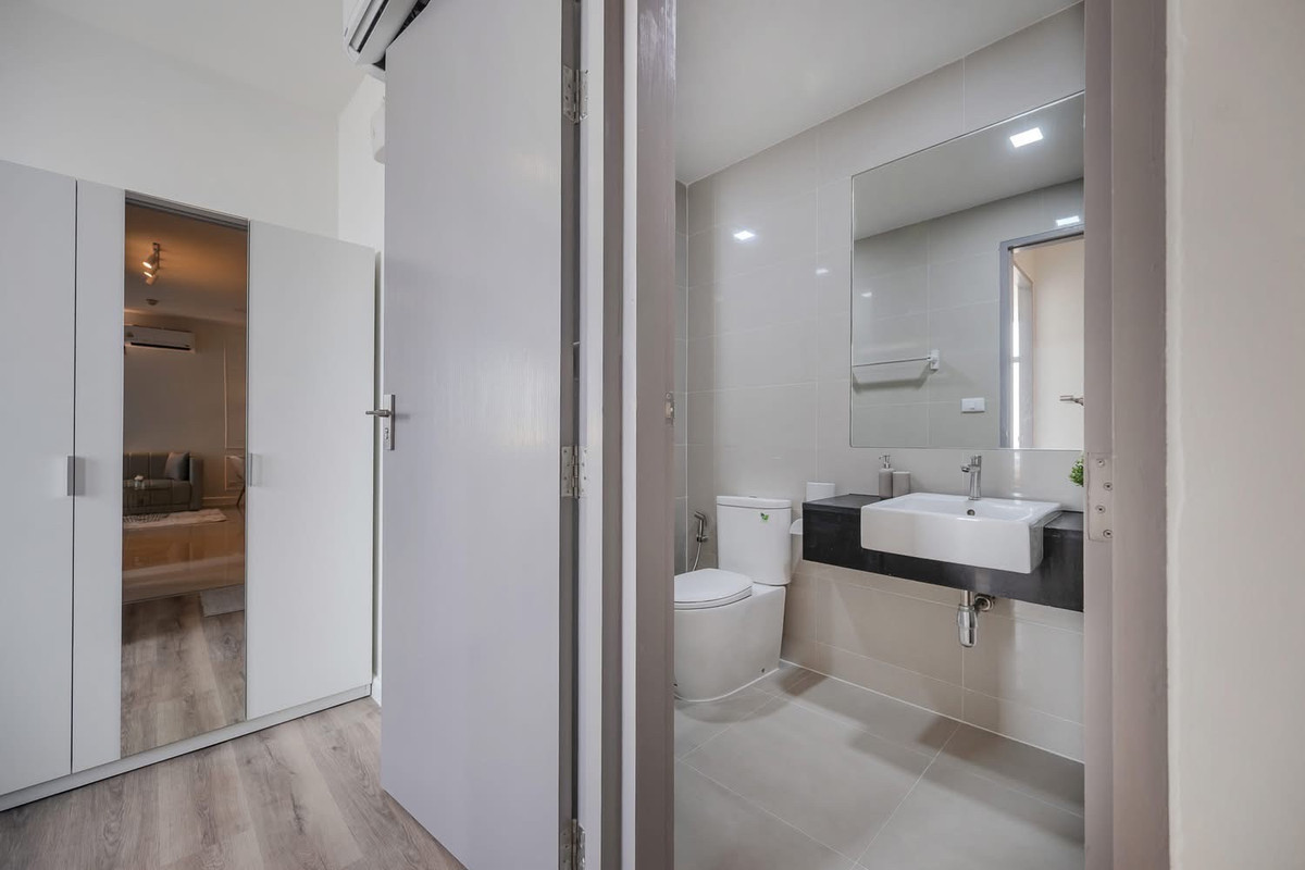 For SaleCondoOnnut, Udomsuk : ❤️ Beautiful room with a soft, elegant tone — flawless and almost brand new ✨ 🚆 Just a few steps to the BTS, making it the perfect city lifestyle.