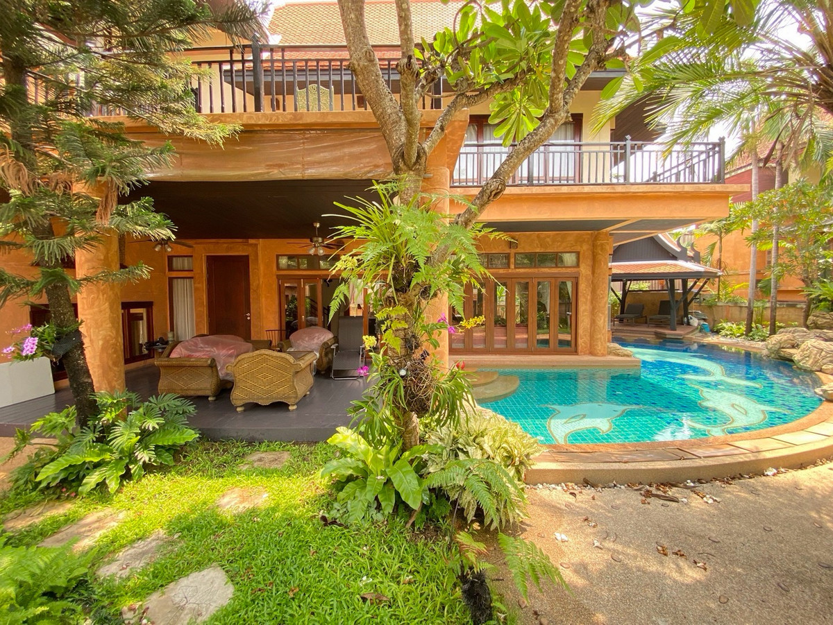 ขายบ้านพัทยา บางแสน ชลบุรี สัตหีบ : ขายพร้อมผู้เช่า 31/12/ 2570
พูลวิลล่าสไตล์ไทย-บาหลี 3.5 ชั้น ห่างจากหาดจอมเทียนเพียง 350 เมตร มีสระว่ายน้ำส่วนตัว