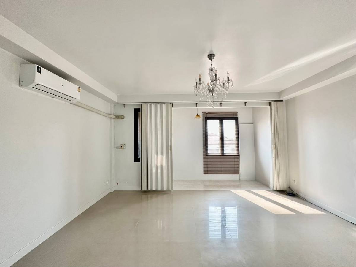 For RentShop HouseSamut Prakan,Samrong : Commercial building for rent Subrungruang City Bangpu Phase 2, near BTS Kheha Station, only 5 minutes.