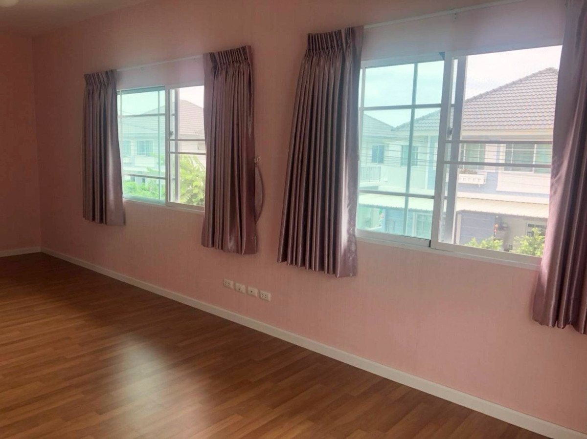 For RentHouseNonthaburi, Bang Yai, Bangbuathong : 3bedroom 3bathroom house opposite Makro Bang Bua Thong. Parking for 4 cars. Spacious living room and kitchen.