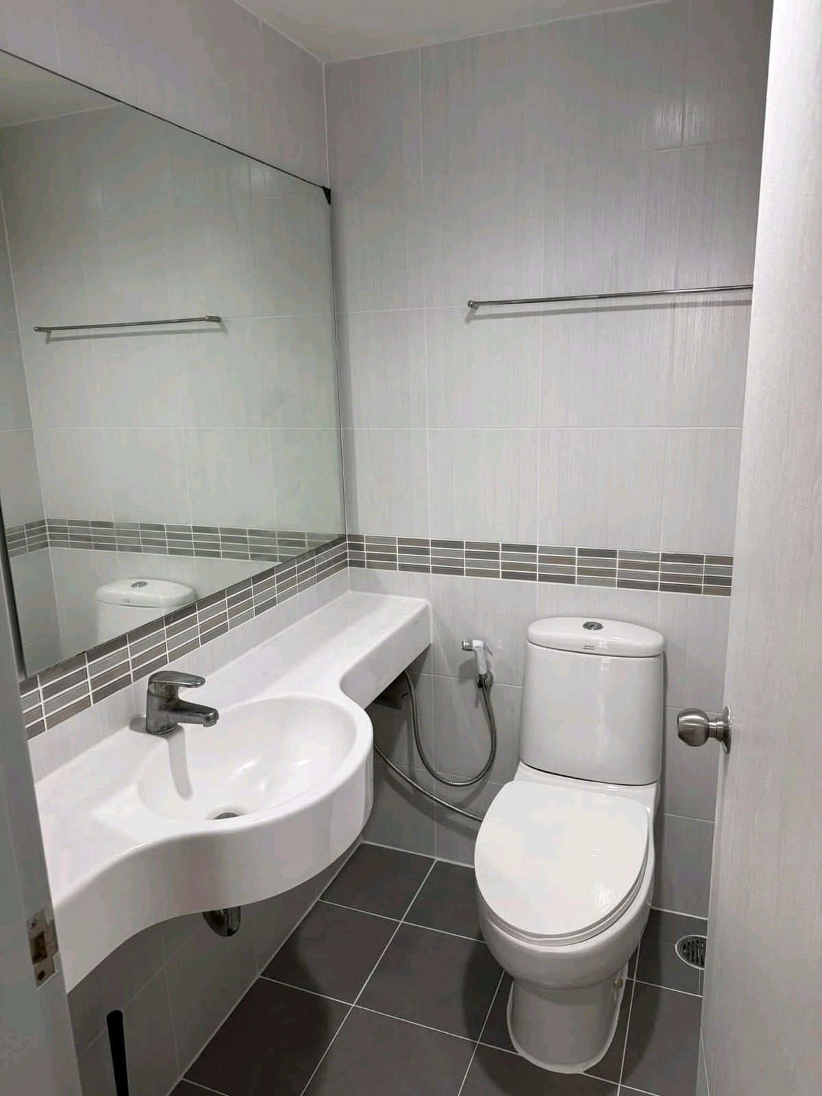 For RentCondoPattanakan, Srinakarin : Condo fully furnished, ready to move in, very good location, near Airport Link Hua Mak, convenient travel, near shopping malls, restaurants, lots of food 😊