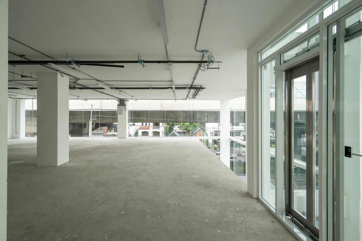 Home OfficeRama9, Petchburi, RCA : WS6779 For Rent/Sale: 6-story office building (including rooftop) in prime Rama 9 location, central business district, near MRT. Rent only 630,000 THB/month.