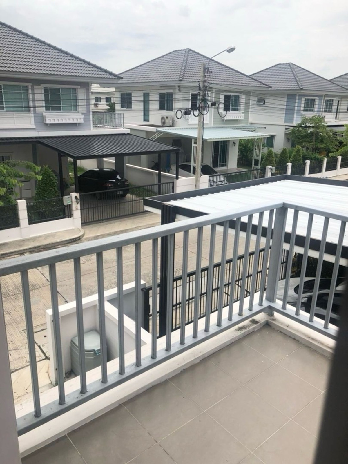 For RentHouseNonthaburi, Bang Yai, Bangbuathong : 3bedroom 3bathroom house opposite Makro Bang Bua Thong. Parking for 4 cars. Spacious living room and kitchen.