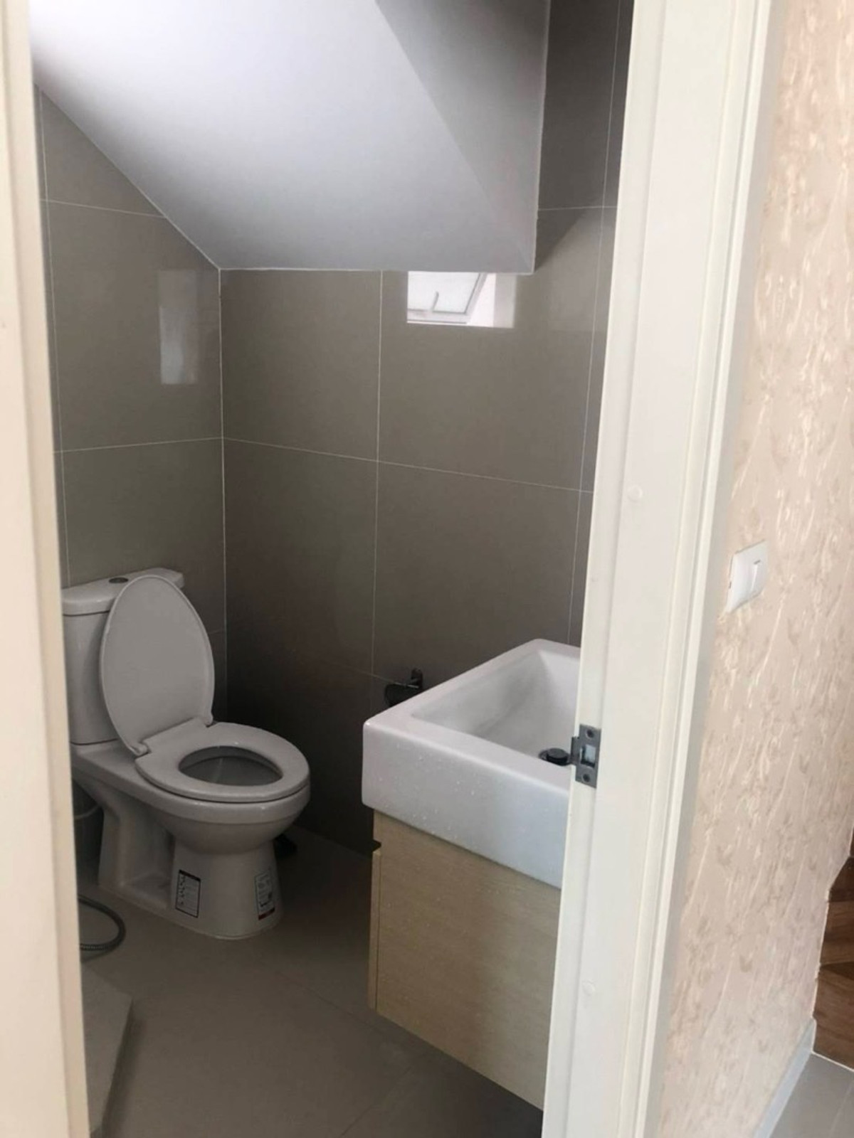 For RentHouseNonthaburi, Bang Yai, Bangbuathong : 3bedroom 3bathroom house opposite Makro Bang Bua Thong. Parking for 4 cars. Spacious living room and kitchen.