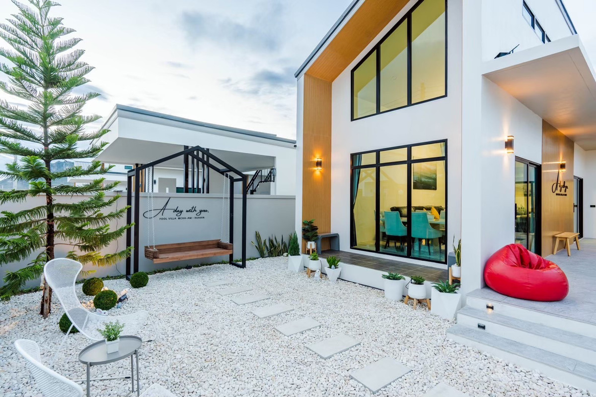 ขายชะอำ เพชรบุรี : วันหยุดของครอบครัวคุณ — ควรมี สไลเดอร์ 15 เมตร รออยู่ 🎢 และเมื่อคุณกลับบ้าน พูลวิลล่าหลังนี้ยังทำงานแทนคุณ — รับ 35,000 บาท/เดือน เป็น Passive Income 💰 Yield 5%