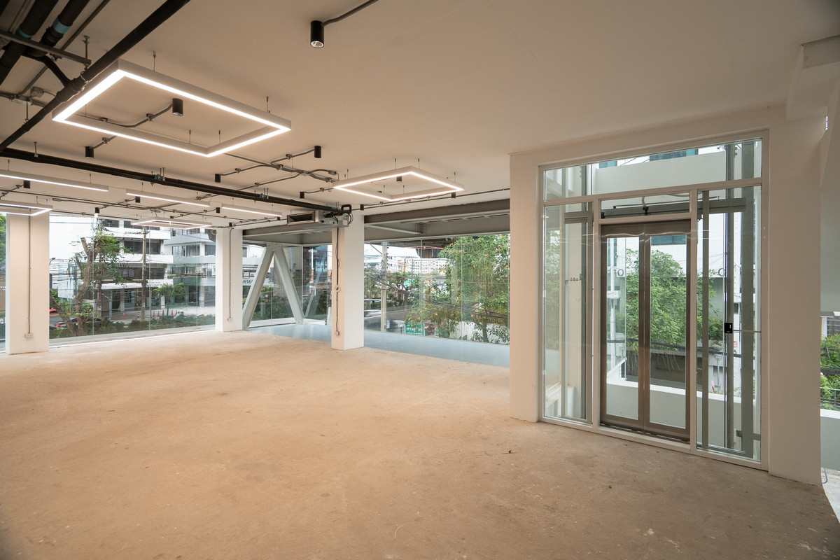 Home OfficeRama9, Petchburi, RCA : WS6779 For Rent/Sale: 6-story office building (including rooftop) in prime Rama 9 location, central business district, near MRT. Rent only 630,000 THB/month.