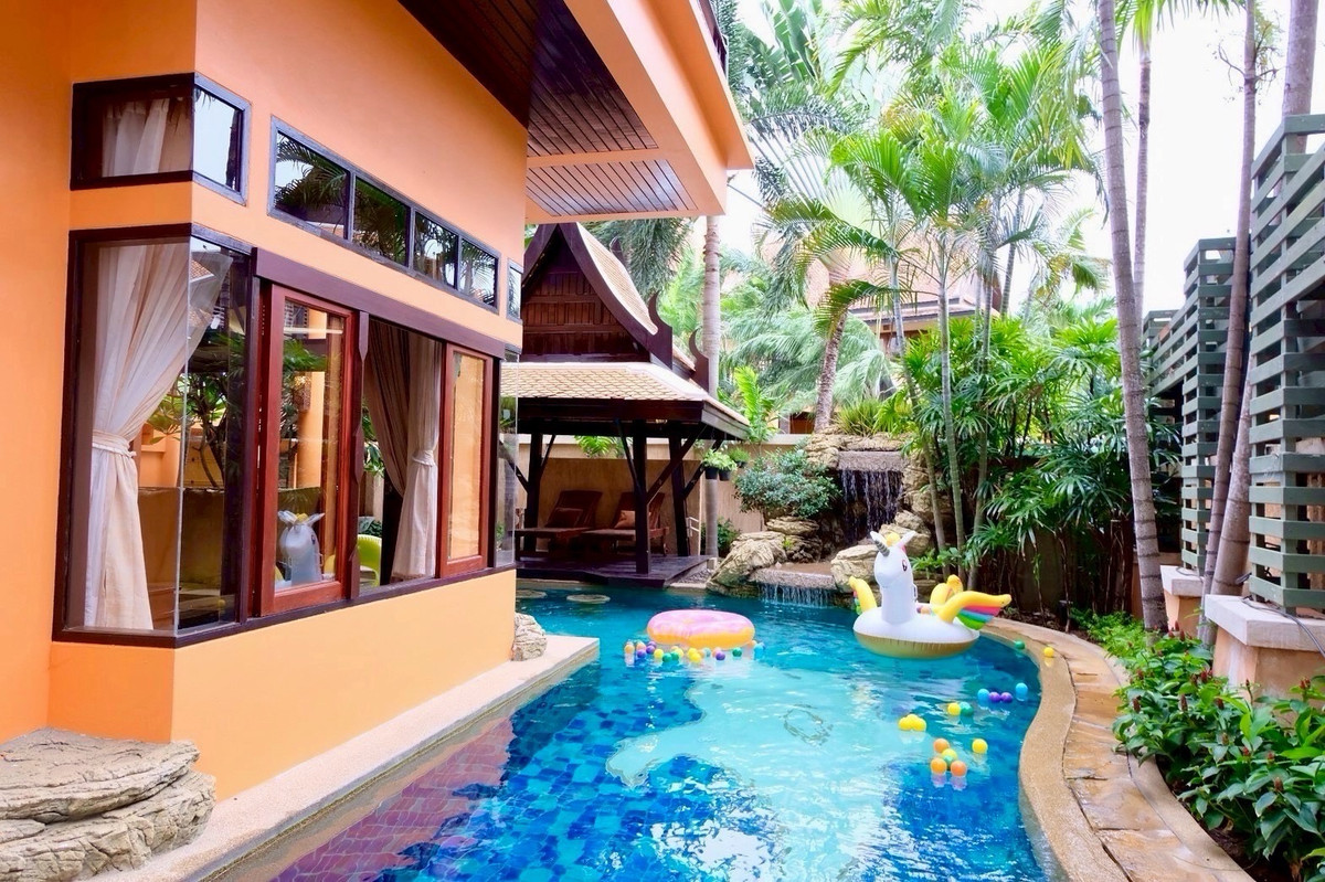 ขายบ้านพัทยา บางแสน ชลบุรี สัตหีบ : พูลวิลล่าสไตล์ไทย-บาหลี 3.5 ชั้น ห่างจากหาดจอมเทียนเพียง 350 เมตร มีสระว่ายน้ำส่วนตัว