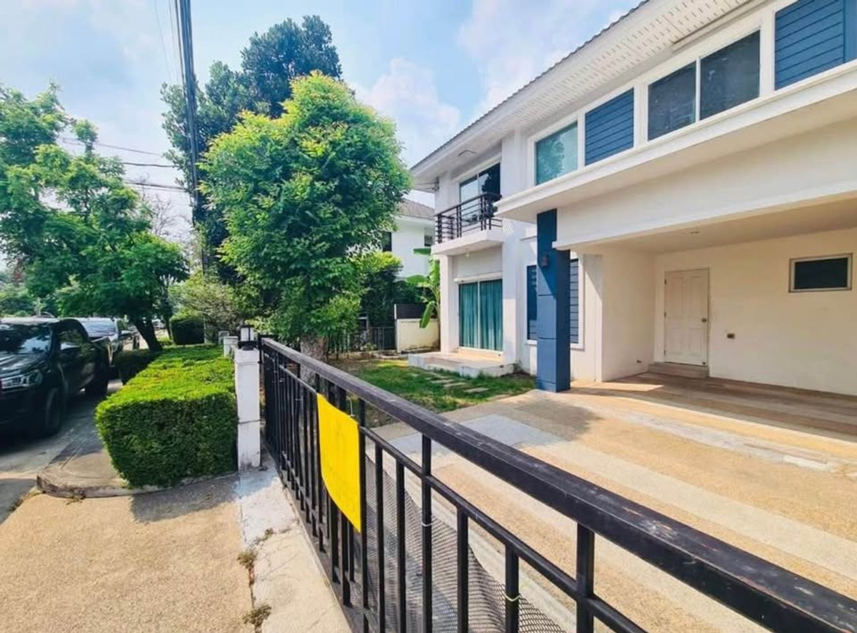 For RentHouseNonthaburi, Bang Yai, Bangbuathong : 3bedroom 3bathroom house opposite Makro Bang Bua Thong. Parking for 4 cars. Spacious living room and kitchen.