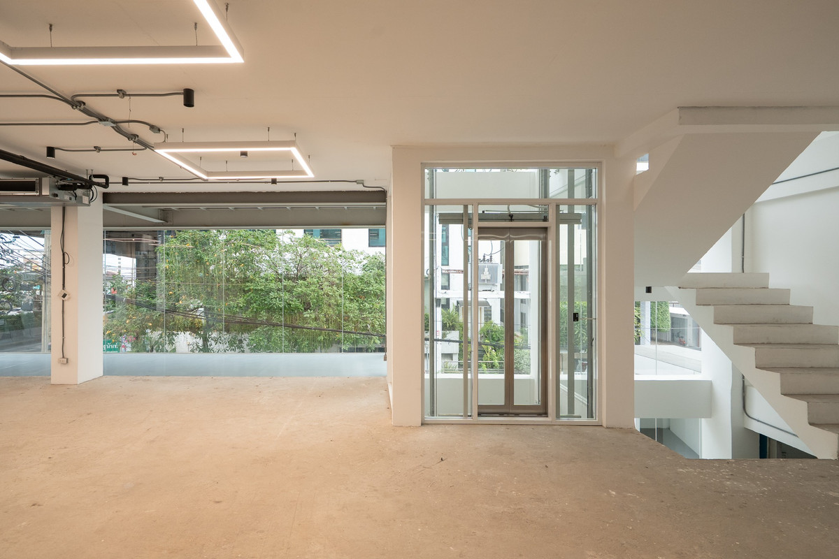 Home OfficeRama9, Petchburi, RCA : WS6779 For Rent/Sale: 6-story office building (including rooftop) in prime Rama 9 location, central business district, near MRT. Rent only 630,000 THB/month.