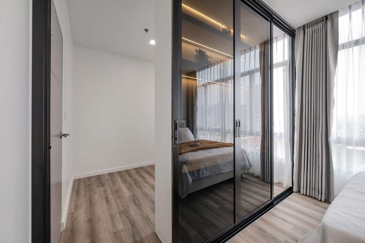 For SaleCondoOnnut, Udomsuk : ❤️ Beautiful room with a soft, elegant tone — flawless and almost brand new ✨ 🚆 Just a few steps to the BTS, making it the perfect city lifestyle.