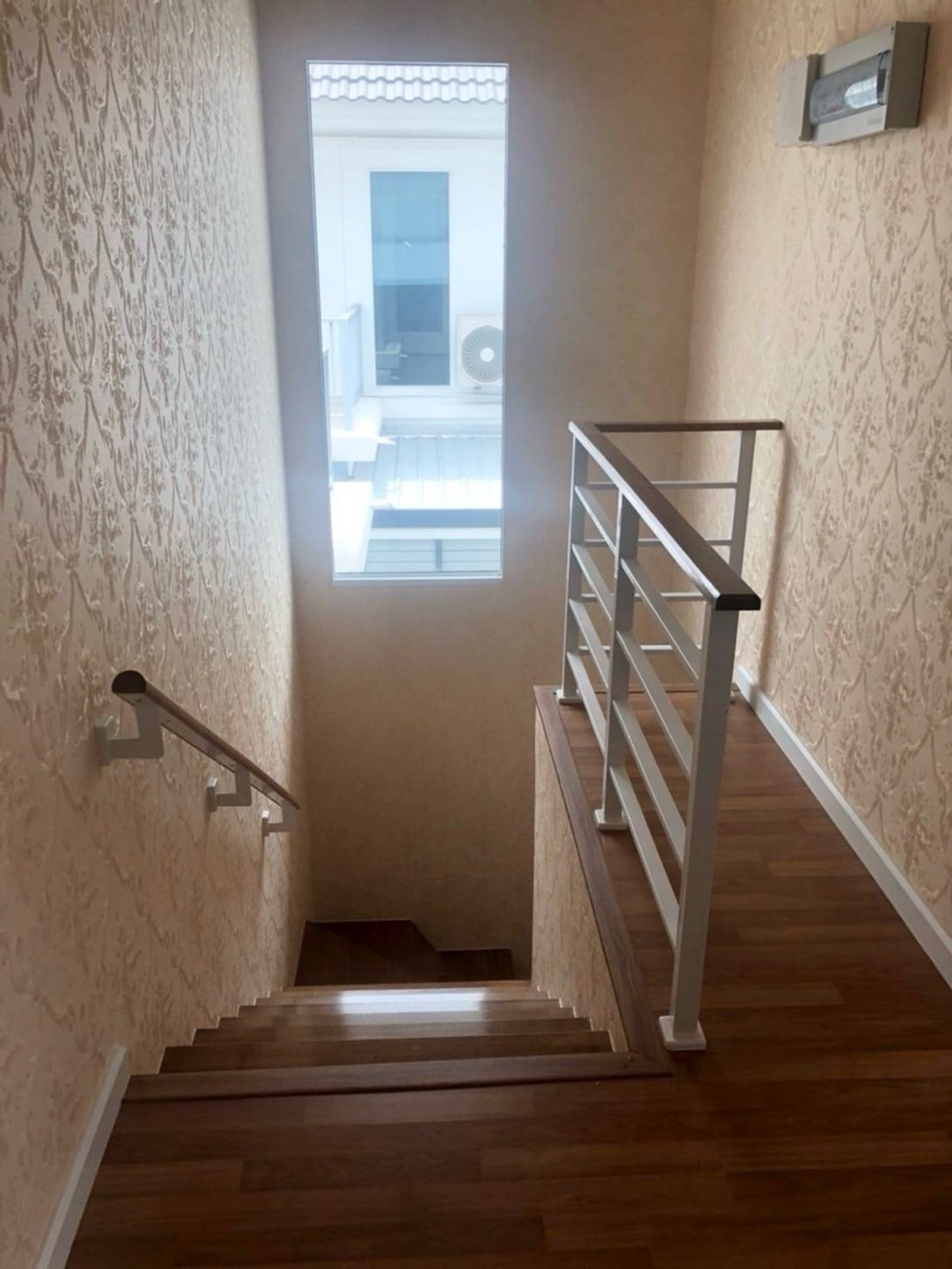 For RentHouseNonthaburi, Bang Yai, Bangbuathong : 3bedroom 3bathroom house opposite Makro Bang Bua Thong. Parking for 4 cars. Spacious living room and kitchen.