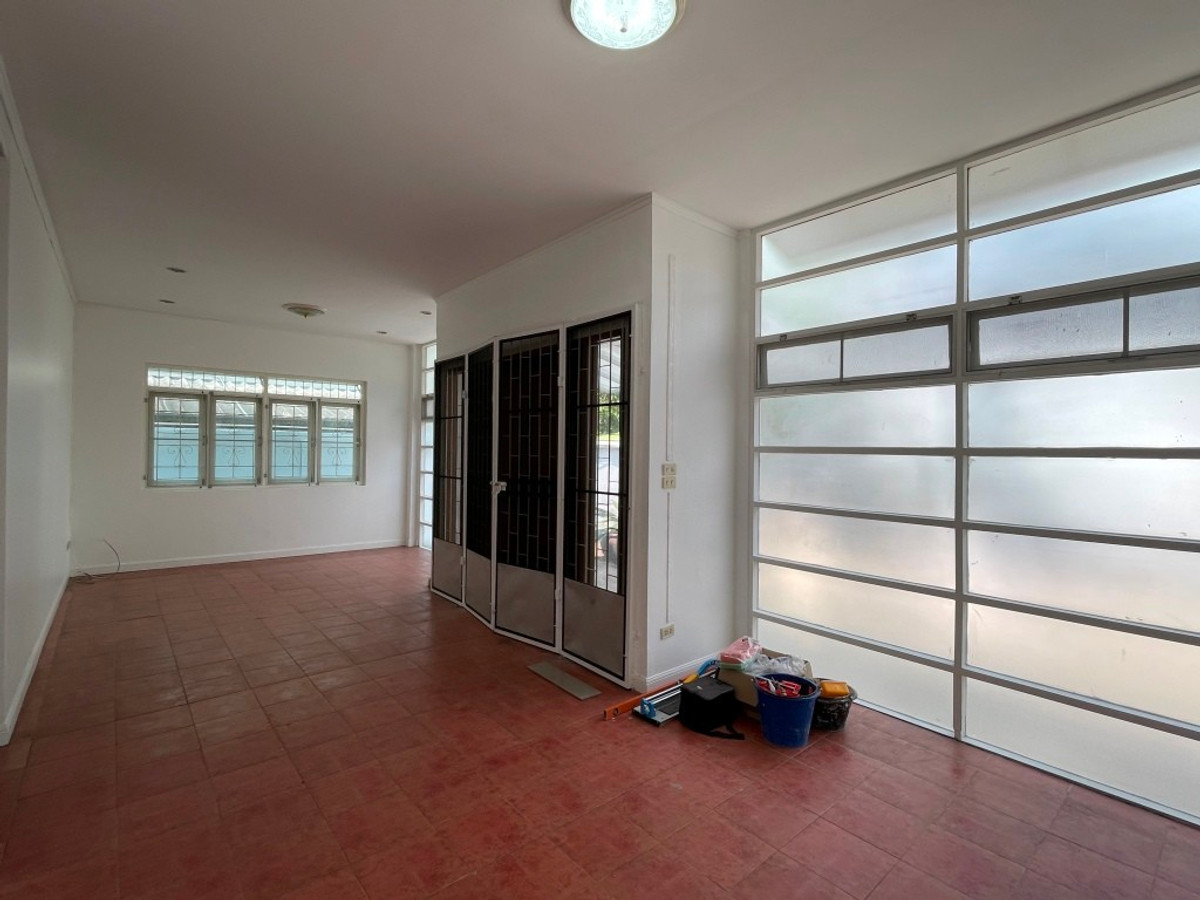 For RentHouseSukhumvit, Asoke, Thonglor : One-story detached house with garden, 170 sq m. with 3 bedrooms, pets allowed, Sukhumvit, about 10 minutes from Thonglor BTS station.