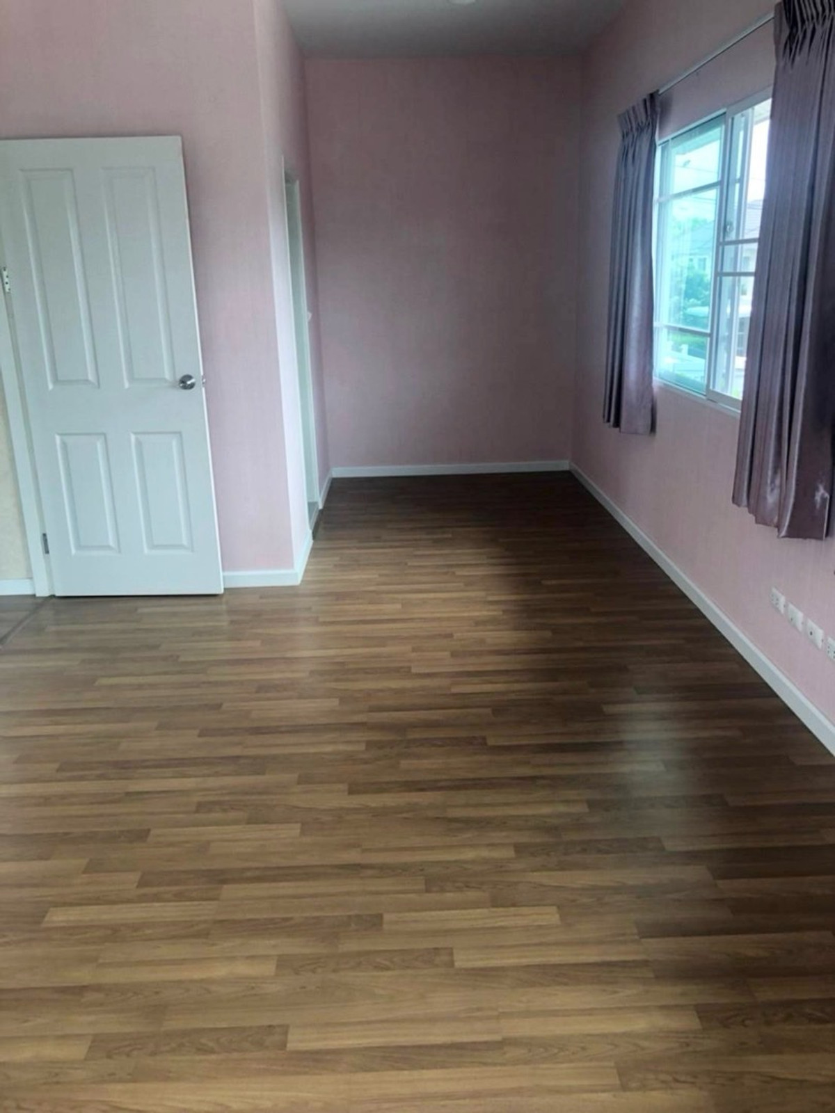 For RentHouseNonthaburi, Bang Yai, Bangbuathong : 3bedroom 3bathroom house opposite Makro Bang Bua Thong. Parking for 4 cars. Spacious living room and kitchen.