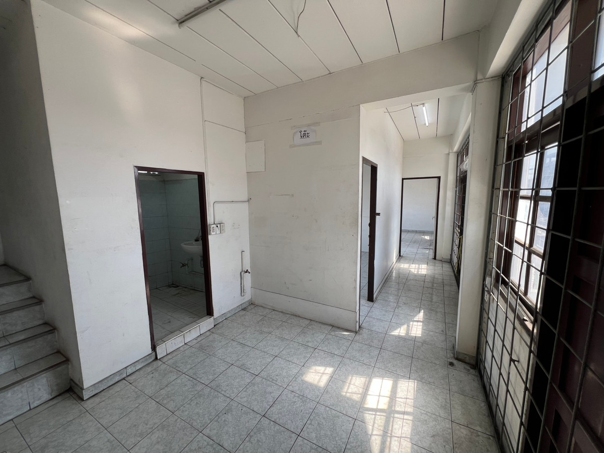 For RentShop HouseSamut Prakan,Samrong : Urgent for rent! 4-story commercial building, prime location, Soi Wat Sriwaree Noi. Extra wide area 40 sq m – only 30,000 baht/month!