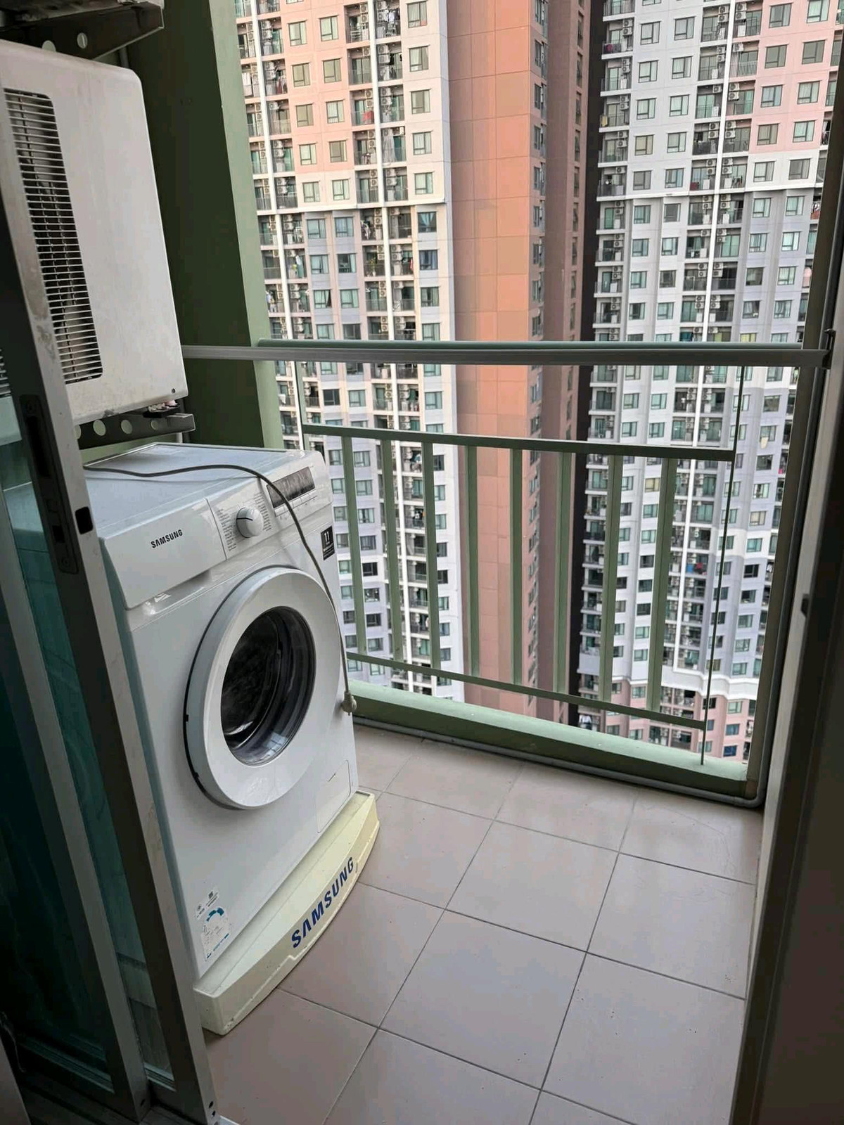 For RentCondoPattanakan, Srinakarin : Condo fully furnished, ready to move in, very good location, near Airport Link Hua Mak, convenient travel, near shopping malls, restaurants, lots of food 😊