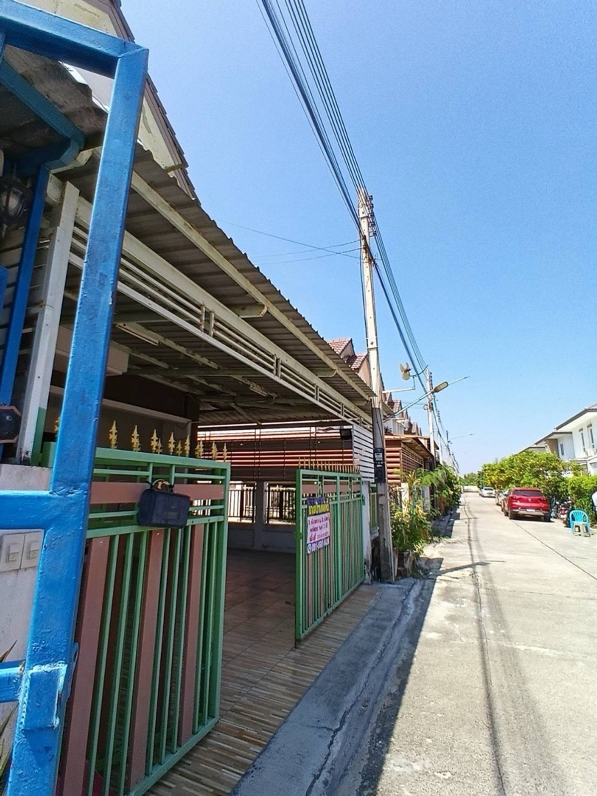 For SaleTownhomeNakhon Pathom : Corner townhome for sale, good location, wide area, north direction, Nakhon Pathom Province, price 2.09 million baht.